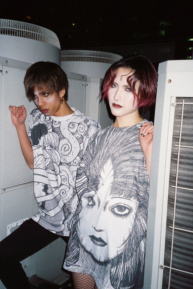 伊藤潤二「うずまき」モチーフにしたグッズの着用例。