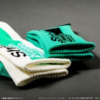 左から大人用、子供用ソックス。