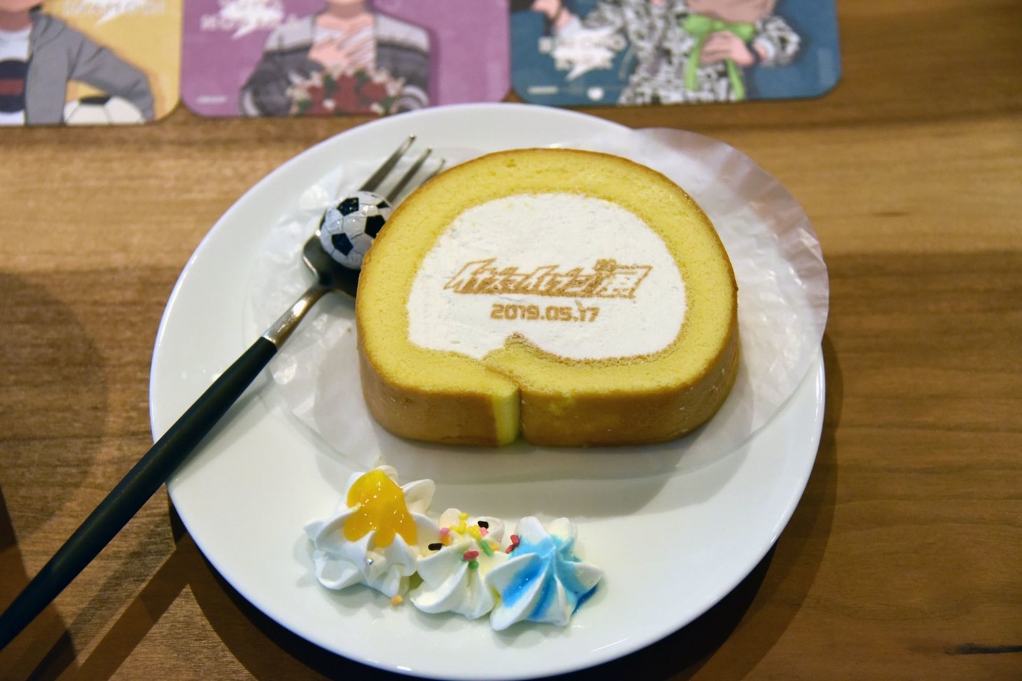 コラボメニューのロールケーキには展示会のロゴと来場日の日付が入る。
