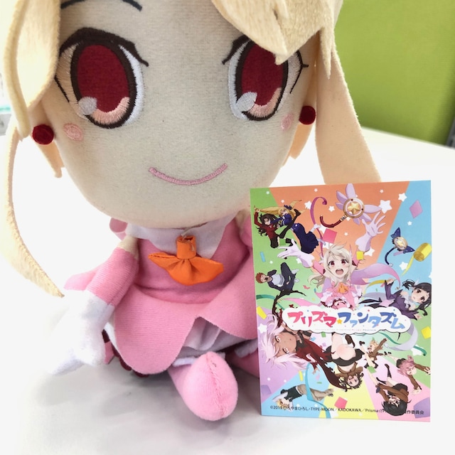 イリヤのぬいぐるみと、ミニステッカーのサンプル。