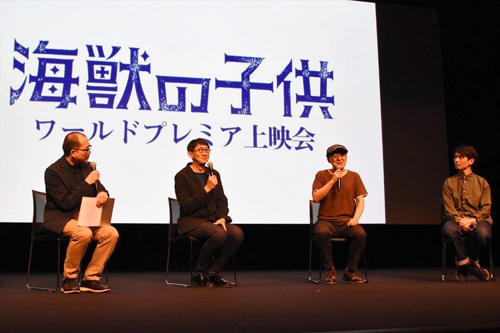 左からMCの藤津亮太、渡辺歩、小西賢一、秋本賢一郎。