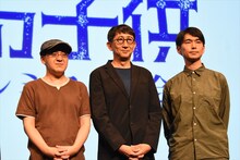 フォトセッションの様子。左から小西賢一、渡辺歩監督、秋本賢一郎。
