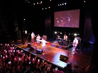 “小さな恋のうたバンド”のライブの様子。