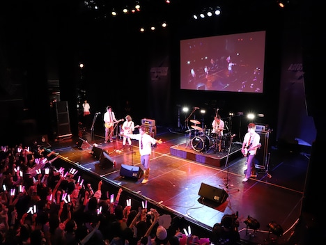 “小さな恋のうたバンド”のライブの様子。