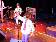 “小さな恋のうたバンド”のライブの様子。