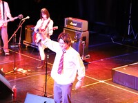 “小さな恋のうたバンド”のライブの様子。