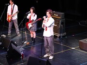 “小さな恋のうたバンド”のライブの様子。