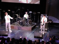 “小さな恋のうたバンド”のライブの様子。