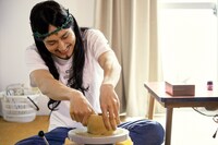 ドラマ「聖☆おにいさん」より。(c)中村光・講談社／パンチとロン毛 制作委員会