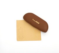 オリジナルレンズクロスと特製専用ケース。