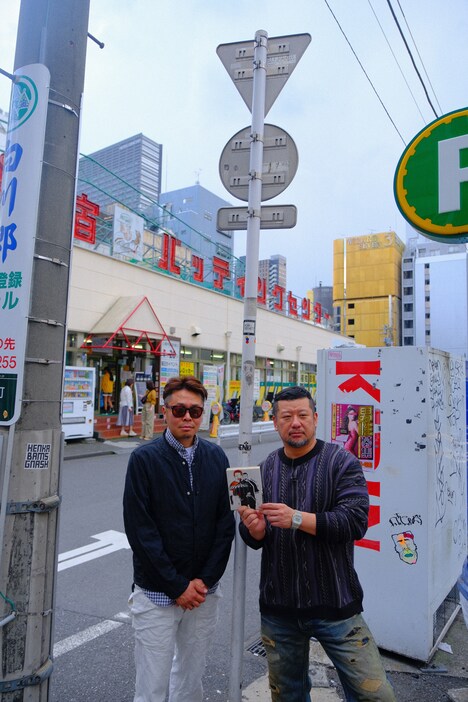 左から真鍋昌平、ケンドーコバヤシ。