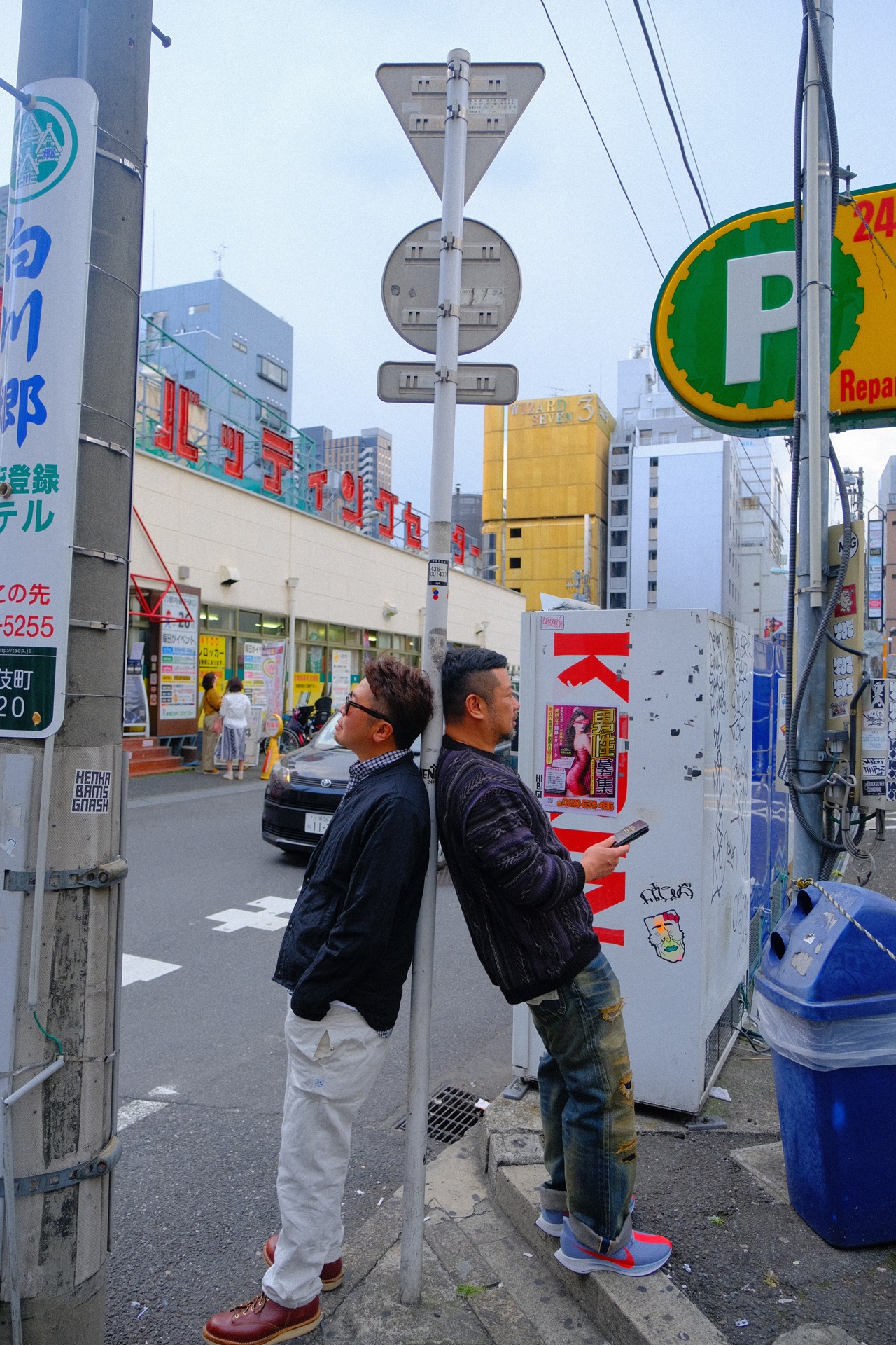 左から真鍋昌平、ケンドーコバヤシ。