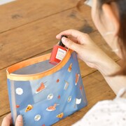 イタリアの刺繍メッシュポーチの使用イメージ。