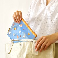 イタリアの刺繍メッシュポーチの使用イメージ。