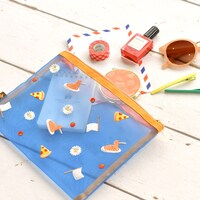 イタリアの刺繍メッシュポーチの使用イメージ。