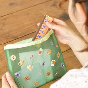 ドイツの刺繍メッシュポーチの使用イメージ。