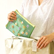 ドイツの刺繍メッシュポーチの使用イメージ。