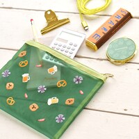 ドイツの刺繍メッシュポーチの使用イメージ。