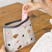 日本の刺繍メッシュポーチの使用イメージ。
