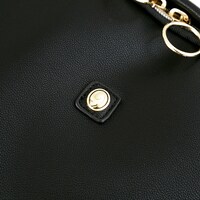 矢逆一稀モデルのバッグ。