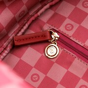 矢逆一稀モデルのバッグ。