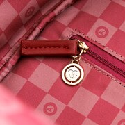 矢逆一稀モデルのバッグ。