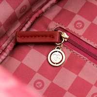 矢逆一稀モデルのバッグ。