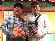 「学研の図鑑 キン肉マン『超人』」を手にするゆでたまご。
