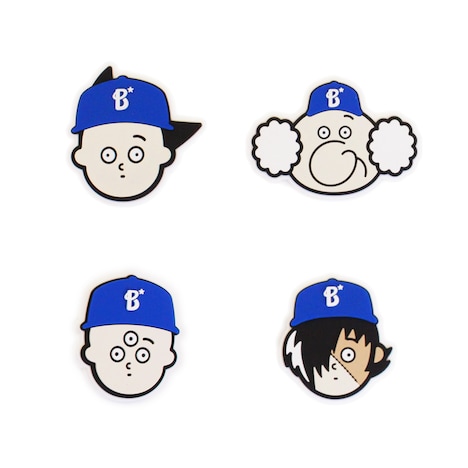 「手塚プロダクション×横浜DeNAベイスターズ PVCバッジ」は手塚キャラがベイスターズの帽子をかぶったデザイン。