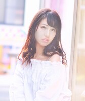 高校生役の柚木彩見。