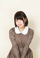 高校生役の都築麗。