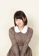 高校生役の都築麗。
