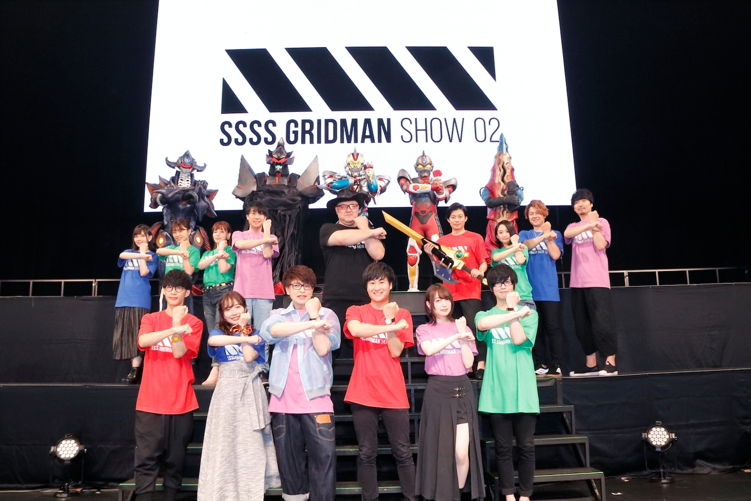 上段左からアンチ、アレクシス・ケリヴ、「SSSS.GRIDMAN」のグリッドマン、「電光超人グリッドマン」のグリッドマン、ナナシB、中段左から鬼頭明里、三森すずこ、新谷真弓、鈴村健一、稲田徹、高橋良輔、悠木碧、松風雅也、小西克幸、下段左からオーイシマサヨシ、宮本侑芽、緑川光、広瀬裕也、上田麗奈、斉藤壮馬。