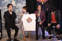 左から梶裕貴、西川貴教、河森正治、寺島拓篤。