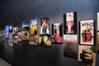 「インスピレーションパビリオン」に展示された河森正治が各地を旅して撮影した写真。
