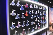 「メインパビリオン」に展示された「マクロス」シリーズの歴代バルキリーコレクション。