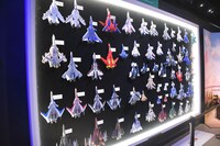 「メインパビリオン」に展示された「マクロス」シリーズの歴代バルキリーコレクション。