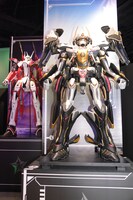 「メインパビリオン」の様子。手前より「ノブナガ・ザ・フール」に登場する「ザ・フール」の立像、「劇場版 マクロスF 恋離飛翼～サヨナラノツバサ～」に登場する「YF-29 デュランダル」の立像。(c)2011 BIGWEST/MACROSS F PROJECT (c)河森正治・サテライト／ALC／GP／ノブナガ・ザ・フール製作委員会