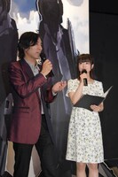 河森正治による展示解説の様子。左から河森、喜屋武ちあき。