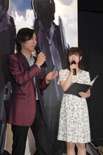 河森正治による展示解説の様子。左から河森、喜屋武ちあき。