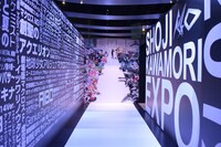 「河森正治EXPO」の入口。ランウェイの先でたくさんのキャラクターが出迎えてくれる。