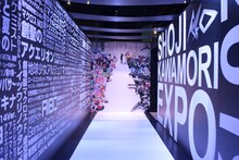 「河森正治EXPO」の入口。ランウェイの先でたくさんのキャラクターが出迎えてくれる。