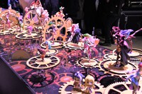 「メインパビリオン」に展示されたキャラクターフィギュア。