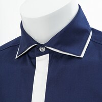 ユージオモデルのシャツ（襟元）。