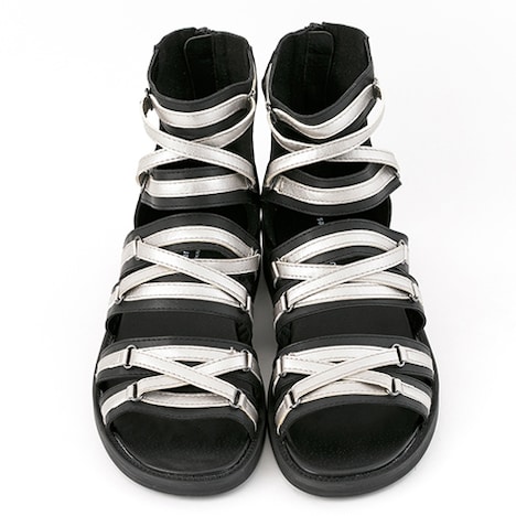 キリトモデルのサンダル（正面）。