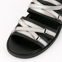 キリトモデルのサンダル。