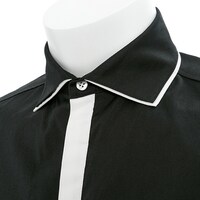 キリトモデルのシャツ（襟元）。