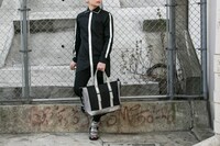 キリトモデルのシャツとバッグの着用イメージ。