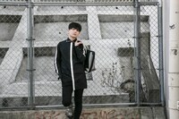 キリトモデルのシャツとバッグの着用イメージ。