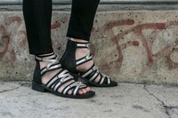 キリトモデルのサンダルの着用イメージ。